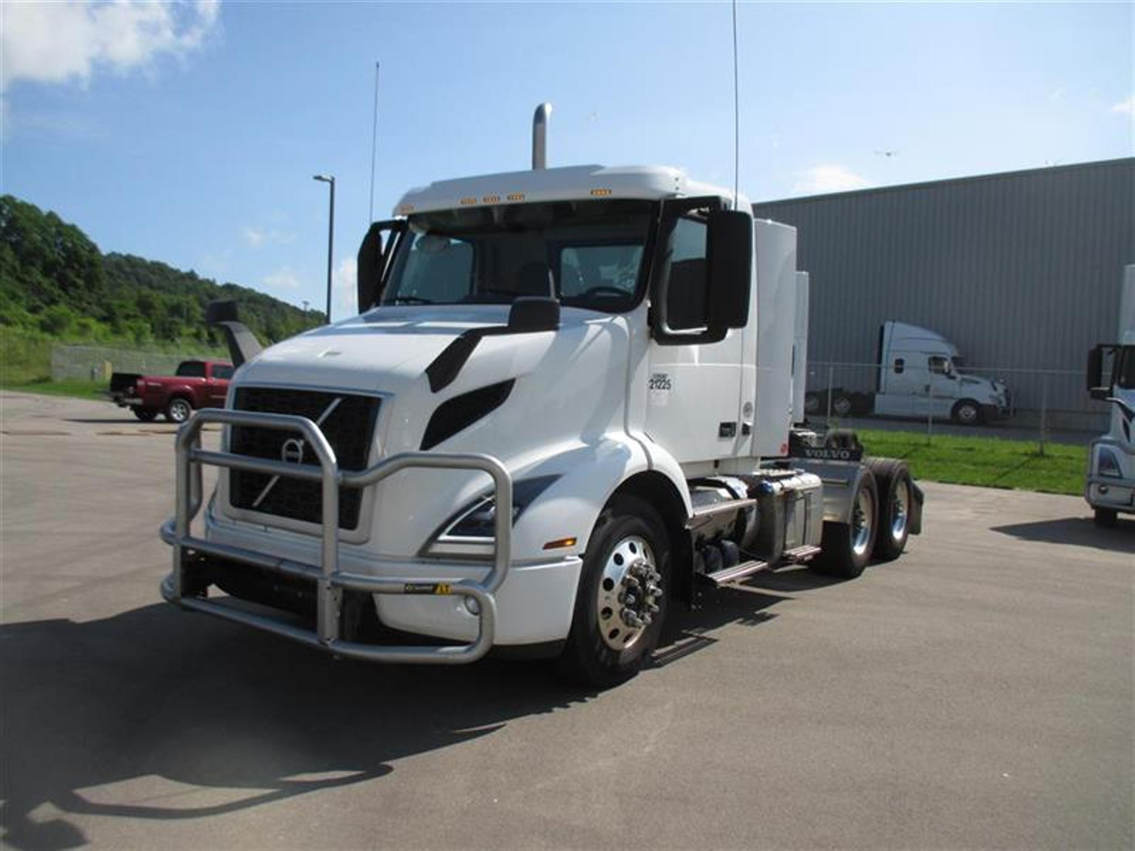 2022 Volvo VNR 300