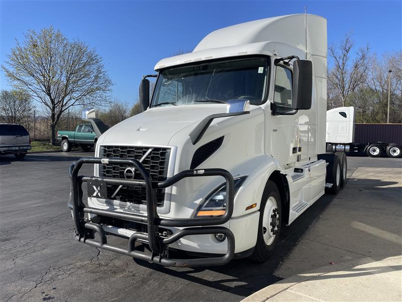 2020 Volvo 61 Sleeper Mid Roof