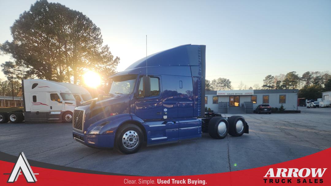 2021 Volvo 61 Sleeper Mid Roof